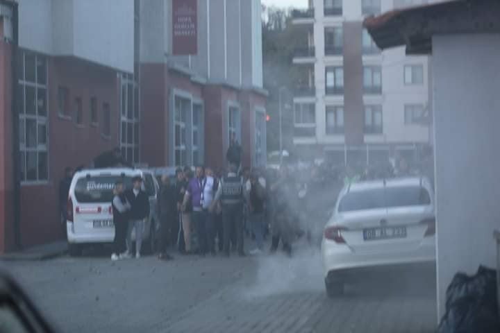 ARTVİN'DE OYNANAN TFF 3. LİG MÜSABAKASINDA HOPASPOR'UN SON DAKİKADA ATTIĞI GOLÜ VEREN HAKEM DAHA SONRA İPTAL EDİNCE SAHA KARIŞTI. HAKEMİN YARALANDIĞI OLAYLAR SAHA DIŞINA TAŞINCA POLİS MÜDAHALE ETTİ