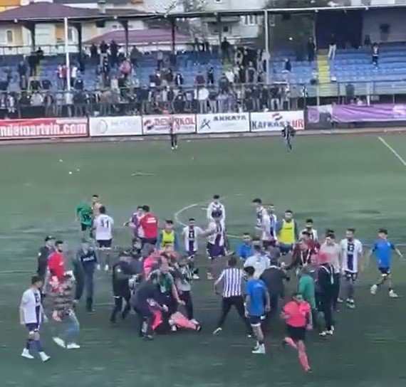 ARTVİN'DE OYNANAN TFF 3. LİG MÜSABAKASINDA HOPASPOR'UN SON DAKİKADA ATTIĞI GOLÜ VEREN HAKEM DAHA SONRA İPTAL EDİNCE SAHA KARIŞTI. HAKEMİN YARALANDIĞI OLAYLAR SAHA DIŞINA TAŞINCA POLİS MÜDAHALE ETTİ