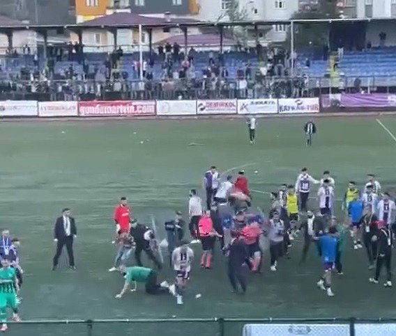 ARTVİN'DE OYNANAN TFF 3. LİG MÜSABAKASINDA HOPASPOR'UN SON DAKİKADA ATTIĞI GOLÜ VEREN HAKEM DAHA SONRA İPTAL EDİNCE SAHA KARIŞTI. HAKEMİN YARALANDIĞI OLAYLAR SAHA DIŞINA TAŞINCA POLİS MÜDAHALE ETTİ