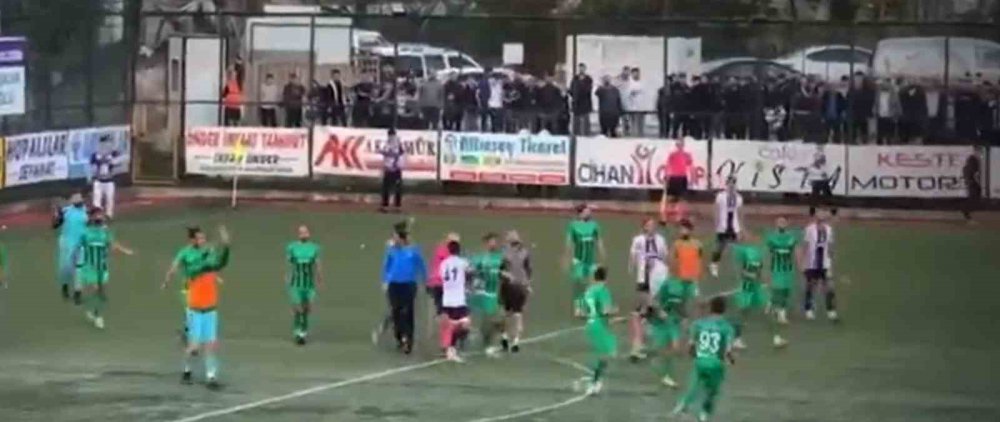 ARTVİN'DE OYNANAN TFF 3. LİG MÜSABAKASINDA HOPASPOR'UN SON DAKİKADA ATTIĞI GOLÜ VEREN HAKEM DAHA SONRA İPTAL EDİNCE SAHA KARIŞTI. HAKEMİN YARALANDIĞI OLAYLAR SAHA DIŞINA TAŞINCA POLİS MÜDAHALE ETTİ