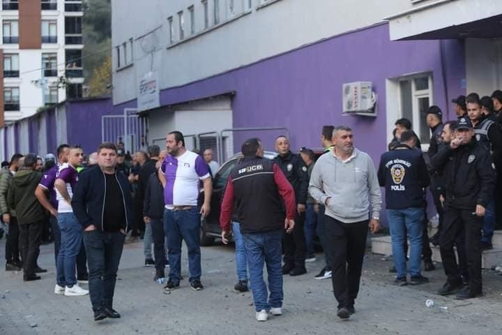 ARTVİN'DE OYNANAN TFF 3. LİG MÜSABAKASINDA HOPASPOR'UN SON DAKİKADA ATTIĞI GOLÜ VEREN HAKEM DAHA SONRA İPTAL EDİNCE SAHA KARIŞTI. HAKEMİN YARALANDIĞI OLAYLAR SAHA DIŞINA TAŞINCA POLİS MÜDAHALE ETTİ