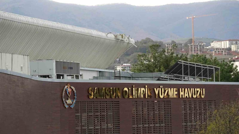 SAMSUN'DA SAATTEKİ HIZI 80 KİLOMETREYE KADAR ÇIKAN FIRTINA NEDENİYLE OLİMPİK YÜZME HAVUZUNUN ÇATISININ BİR BÖLÜMÜNDEKİ KAPLAMALAR UÇTU