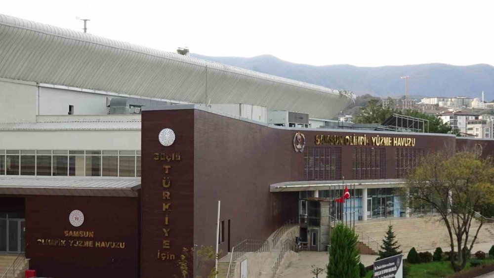 SAMSUN'DA SAATTEKİ HIZI 80 KİLOMETREYE KADAR ÇIKAN FIRTINA NEDENİYLE OLİMPİK YÜZME HAVUZUNUN ÇATISININ BİR BÖLÜMÜNDEKİ KAPLAMALAR UÇTU