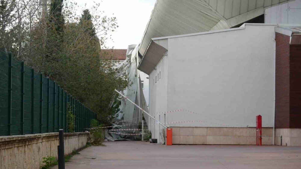 SAMSUN'DA SAATTEKİ HIZI 80 KİLOMETREYE KADAR ÇIKAN FIRTINA NEDENİYLE OLİMPİK YÜZME HAVUZUNUN ÇATISININ BİR BÖLÜMÜNDEKİ KAPLAMALAR UÇTU