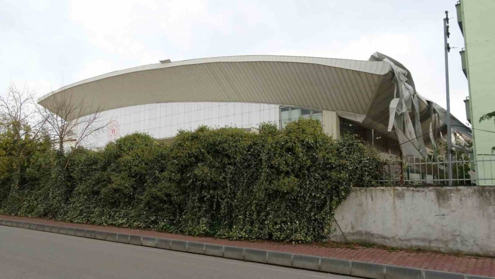 SAMSUN'DA SAATTEKİ HIZI 80 KİLOMETREYE KADAR ÇIKAN FIRTINA NEDENİYLE OLİMPİK YÜZME HAVUZUNUN ÇATISININ BİR BÖLÜMÜNDEKİ KAPLAMALAR UÇTU