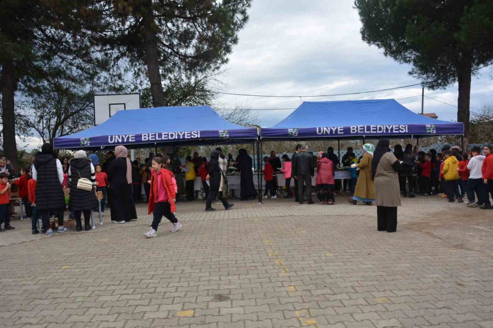 ORDU'NUN ÜNYE İLÇESİNDE BİR İLKOKULDA GAZZE'YE YARDIM İÇİN DÜZENLENEN HAYIR ÇARŞISINDA ÖĞRENCİLER, VELİLER VE ÖĞRETMENLER TARAFINDAN 33 BİN LİRA TOPLANDI