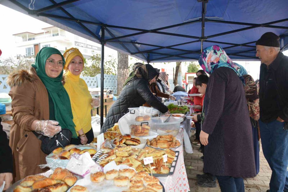 ORDU'NUN ÜNYE İLÇESİNDE BİR İLKOKULDA GAZZE'YE YARDIM İÇİN DÜZENLENEN HAYIR ÇARŞISINDA ÖĞRENCİLER, VELİLER VE ÖĞRETMENLER TARAFINDAN 33 BİN LİRA TOPLANDI