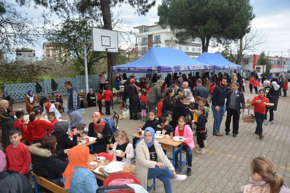 ORDU'NUN ÜNYE İLÇESİNDE BİR İLKOKULDA GAZZE'YE YARDIM İÇİN DÜZENLENEN HAYIR ÇARŞISINDA ÖĞRENCİLER, VELİLER VE ÖĞRETMENLER TARAFINDAN 33 BİN LİRA TOPLANDI