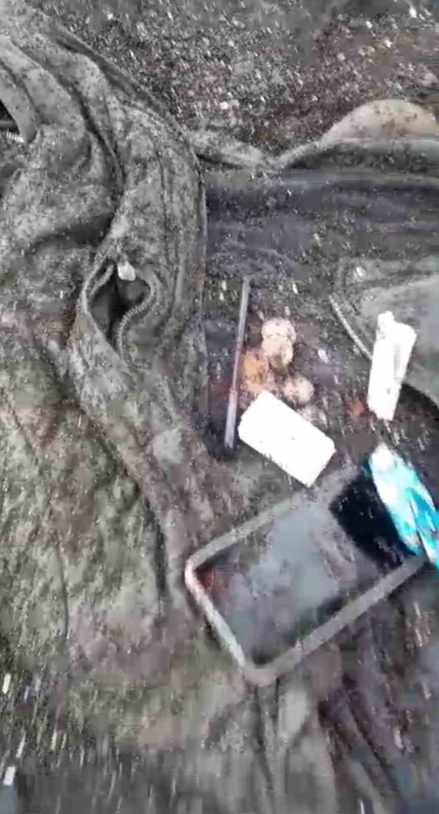 TRABZON’DA DALGALARA KAPILAN LİSE ÖĞRENCİLERİNDEN BİRİNE AİT OLDUĞU İDDİA EDİLEN MONT, CEP TELEFONU VE KALEM BULUNDU