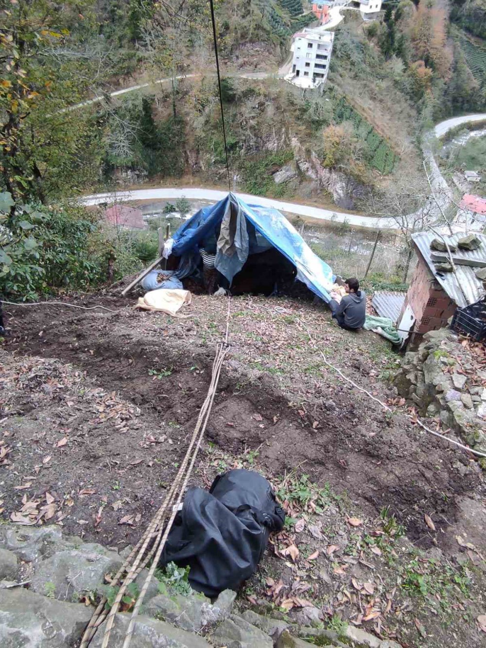 TRABZON'UN ARAKLI İLÇESİNDE UÇURUMDAN AŞAĞI DÜŞEREK BULUNDUĞU YERDE MAHSUR KALAN İNEĞİ İTFAİYE EKİPLERİ KURTARDI