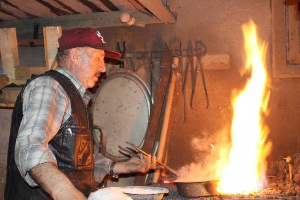 BAYBURT'TA BAKIR, KALAY İŞİYLE UĞRAŞAN 67 YAŞINDAKİ HANEFİ SARIKAYA, 11 YAŞINDA ÇIRAK OLARAK BAŞLADIĞI BAKIRCILIK MESLEĞİNİ 56 YILDIR SÜRDÜRÜYOR