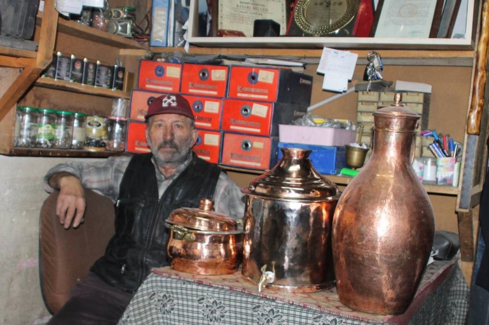 BAYBURT'TA BAKIR, KALAY İŞİYLE UĞRAŞAN 67 YAŞINDAKİ HANEFİ SARIKAYA, 11 YAŞINDA ÇIRAK OLARAK BAŞLADIĞI BAKIRCILIK MESLEĞİNİ 56 YILDIR SÜRDÜRÜYOR