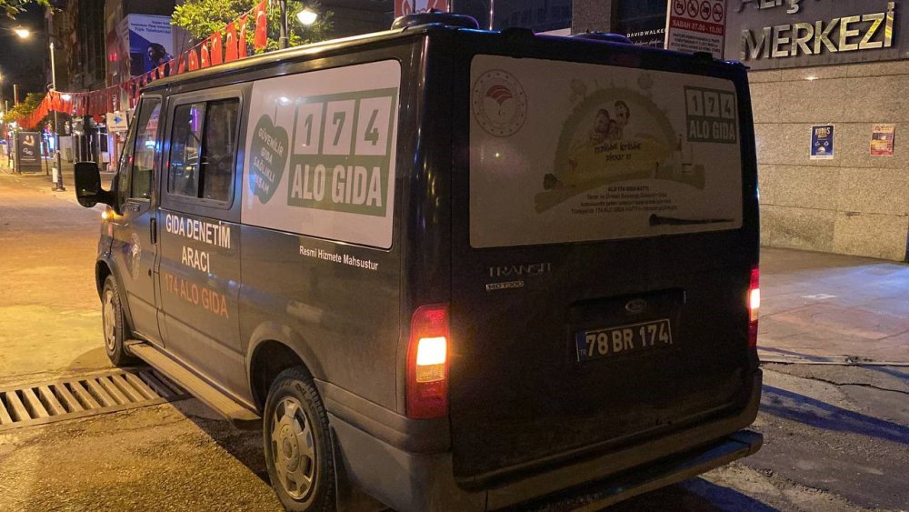 KARABÜK KENT MERKEZİNDE BULUNAN BİR LOKANTADAN TAVUK DÖNER YİYEN 14 KİŞİ GIDA ZEHİRLENMESİ ŞÜPHESİYLE HASTANEYE BAŞVURDU. 12 VATANDAŞ TEDAVİLERİNİN ARDINDAN TABURCU EDİLİRKEN OLAYLA İLGİLİ SORUŞTURMA BAŞLATILDI