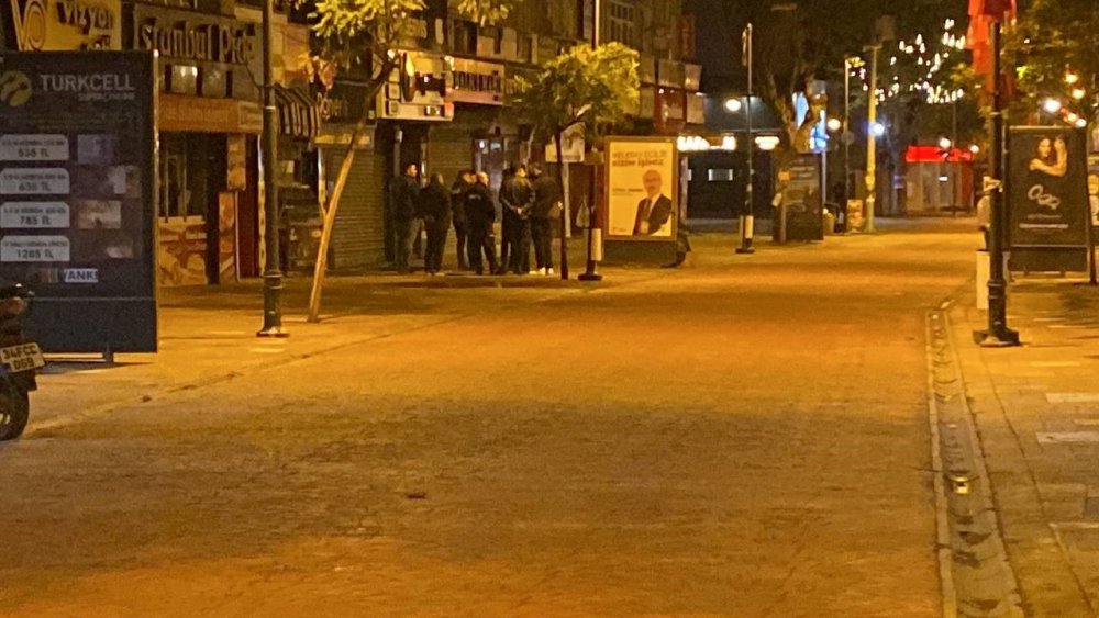 KARABÜK KENT MERKEZİNDE BULUNAN BİR LOKANTADAN TAVUK DÖNER YİYEN 14 KİŞİ GIDA ZEHİRLENMESİ ŞÜPHESİYLE HASTANEYE BAŞVURDU. 12 VATANDAŞ TEDAVİLERİNİN ARDINDAN TABURCU EDİLİRKEN OLAYLA İLGİLİ SORUŞTURMA BAŞLATILDI