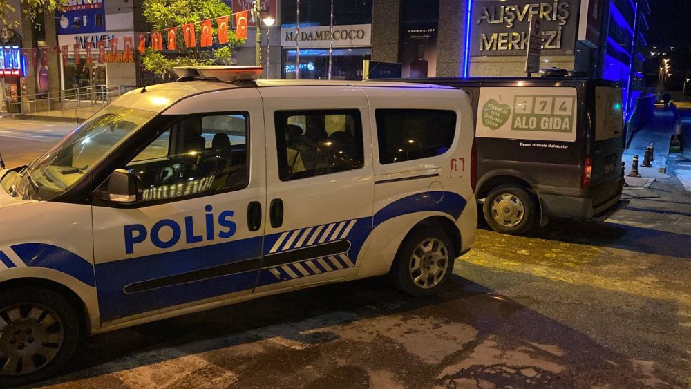 KARABÜK KENT MERKEZİNDE BULUNAN BİR LOKANTADAN TAVUK DÖNER YİYEN 14 KİŞİ GIDA ZEHİRLENMESİ ŞÜPHESİYLE HASTANEYE BAŞVURDU. 12 VATANDAŞ TEDAVİLERİNİN ARDINDAN TABURCU EDİLİRKEN OLAYLA İLGİLİ SORUŞTURMA BAŞLATILDI