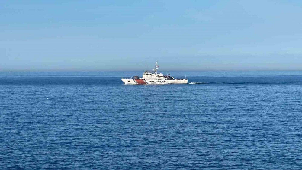 RİZE'NİN ARDEŞEN İLÇESİNDE 27 KASIM GÜNÜ YAŞANAN FIRTINADA SAHİLDE DALGALARIN GETİRDİĞİ ODUNLARI TOPLAMAK İSTEDİĞİ SIRADA DALGALAR ARASINDA KAYBOLAN KADINI ARAMA ÇALIŞMALARI 5. GÜNÜNDE DE SÜRÜYOR