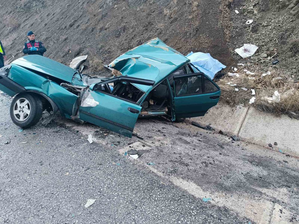 TOKAT-SİVAS KARAYOLU İHSANİYE KÖYÜ MEVKİİNDE TIR İLE OTOMOBİLİN KAFA KAFAYA ÇARPIŞMASI SONUCU MEYDANA GELEN KAZADA 2 KİŞİ HAYATINI KAYBETTİ, 1 KİŞİ AĞIR YARALANDI