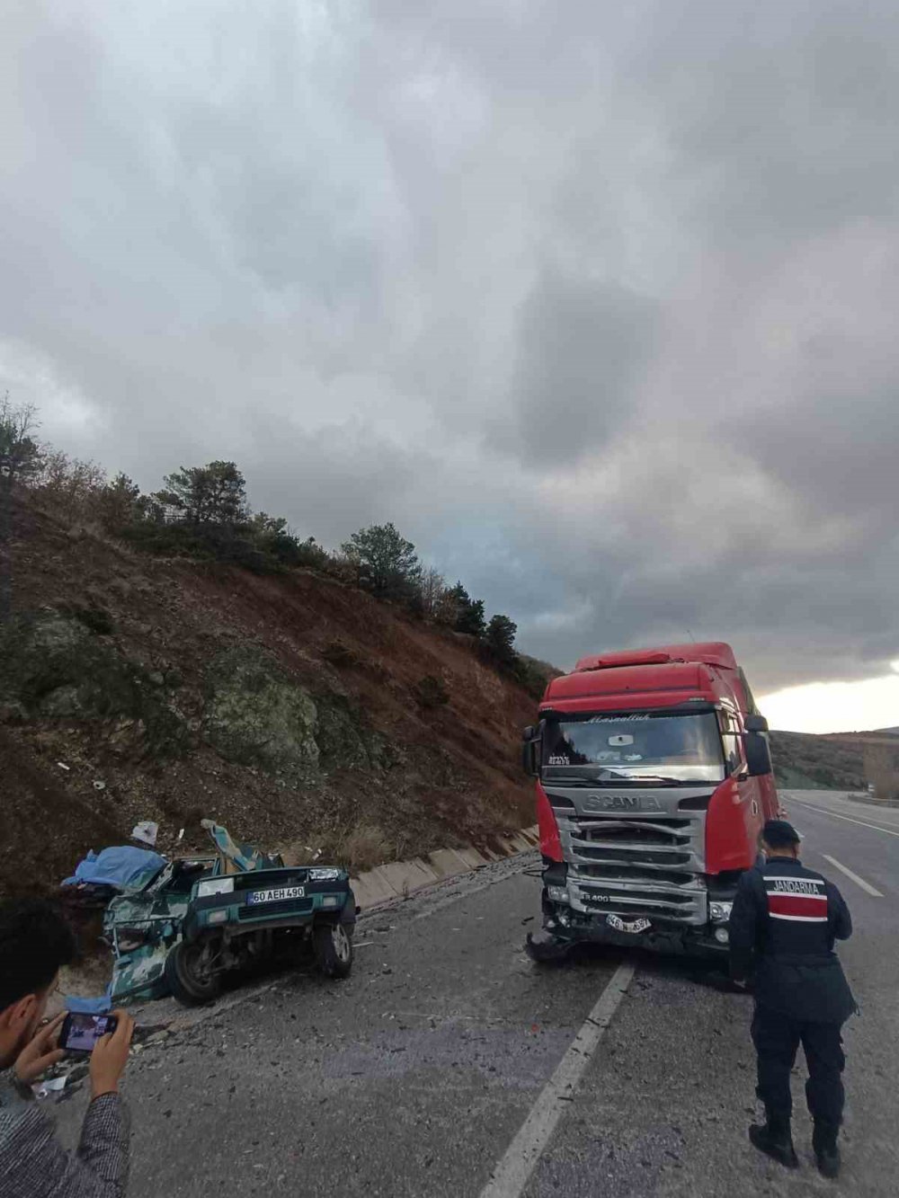 TOKAT-SİVAS KARAYOLU İHSANİYE KÖYÜ MEVKİİNDE TIR İLE OTOMOBİLİN KAFA KAFAYA ÇARPIŞMASI SONUCU MEYDANA GELEN KAZADA 2 KİŞİ HAYATINI KAYBETTİ, 1 KİŞİ AĞIR YARALANDI