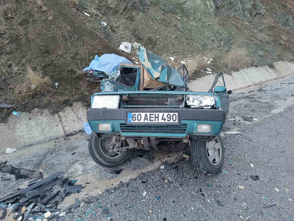 TOKAT-SİVAS KARAYOLU İHSANİYE KÖYÜ MEVKİİNDE TIR İLE OTOMOBİLİN KAFA KAFAYA ÇARPIŞMASI SONUCU MEYDANA GELEN KAZADA 2 KİŞİ HAYATINI KAYBETTİ, 1 KİŞİ AĞIR YARALANDI