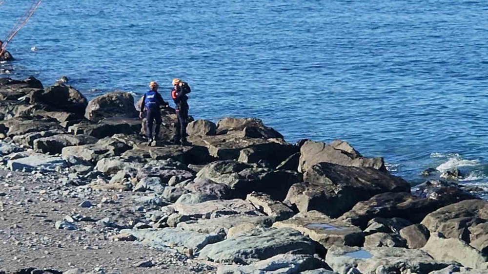RİZE'NİN ARDEŞEN İLÇESİNDE 27 KASIM GÜNÜ SAHİLDE DALGALARIN GETİRDİĞİ ODUNLARI TOPLAMAK İSTEDİĞİ SIRADA DALGALAR ARASINDA KAYBOLAN KADINI ARAMA ÇALIŞMALARI 6. GÜNÜNDE DE DEVAM EDİYOR