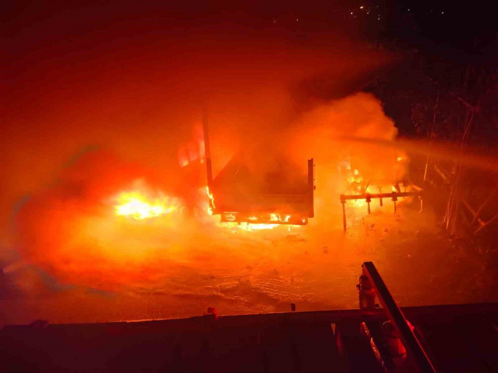 TOKAT'TIN ERBAA İLÇESİ EREK MAHALLESİNDE ÇIKAN YANGINDA BİR TRAKTÖR, İKİ KAMYONET, BİR HAFİF TİCARİ ARAÇ VE TARIM ALETLERİ KULLANILMAYACAK HALE GELDİ