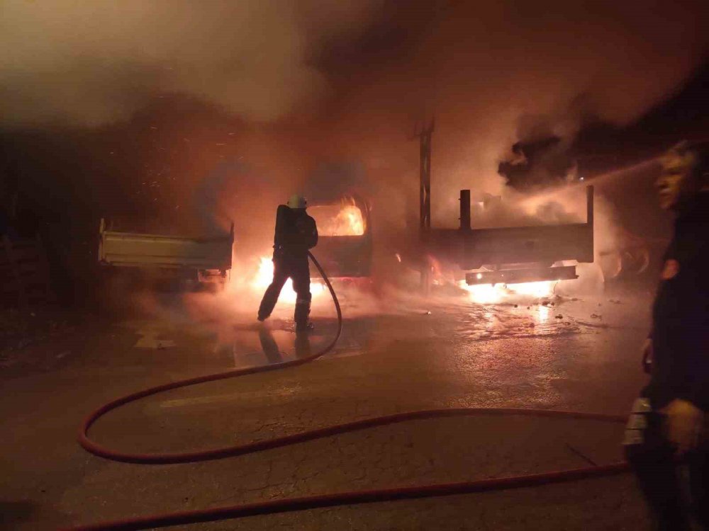 TOKAT'TIN ERBAA İLÇESİ EREK MAHALLESİNDE ÇIKAN YANGINDA BİR TRAKTÖR, İKİ KAMYONET, BİR HAFİF TİCARİ ARAÇ VE TARIM ALETLERİ KULLANILMAYACAK HALE GELDİ