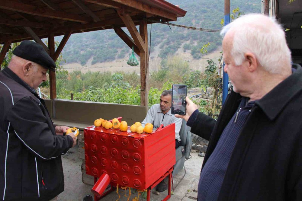AMASYA'DA YAŞAYAN BİR TAMİRCİ USTASI ESKİ ÇAMAŞIR MAKİNESİNİ HURMA SOYMA MAKİNESİNE DÖNÜŞTÜRDÜ