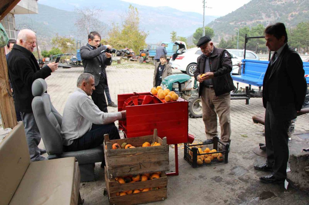 AMASYA'DA YAŞAYAN BİR TAMİRCİ USTASI ESKİ ÇAMAŞIR MAKİNESİNİ HURMA SOYMA MAKİNESİNE DÖNÜŞTÜRDÜ