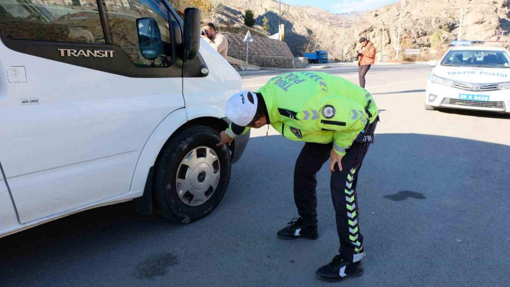 GÜMÜŞHANE’DE ZORUNLU KIŞ LASTİĞİ UYGULAMASININ BAŞLAMASIYLA BİRLİKTE DENETİMLER ARTTI