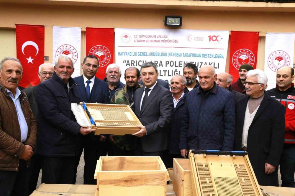 GÜMÜŞHANE'DE İL TARIM VE ORMAN MÜDÜRLÜĞÜ VE GÜMÜŞHANE ARI YETİŞTİRİCİLİĞİ BİRLİĞİ TARAFINDAN 122 ARICIYA "POLEN TUZAKLI KOVAN ALTLIĞI DESTEĞİ PROJESİ" KAPSAMINDA BİN 320 ADET KOVAN ALTLIĞI DAĞITILDI