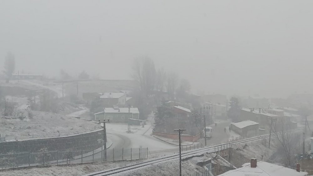 AŞKALE GÜNE KAR YAĞIŞI İLE BAŞLADI. ERZURUM'DA DÜN AKŞAM SAATLERİNDE BAŞLAYAN YAĞMUR, GECE YARISINDAN İTİBAREN YERİNİ KAR YAĞIŞINA BIRAKTI