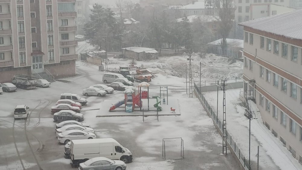 AŞKALE GÜNE KAR YAĞIŞI İLE BAŞLADI. ERZURUM'DA DÜN AKŞAM SAATLERİNDE BAŞLAYAN YAĞMUR, GECE YARISINDAN İTİBAREN YERİNİ KAR YAĞIŞINA BIRAKTI