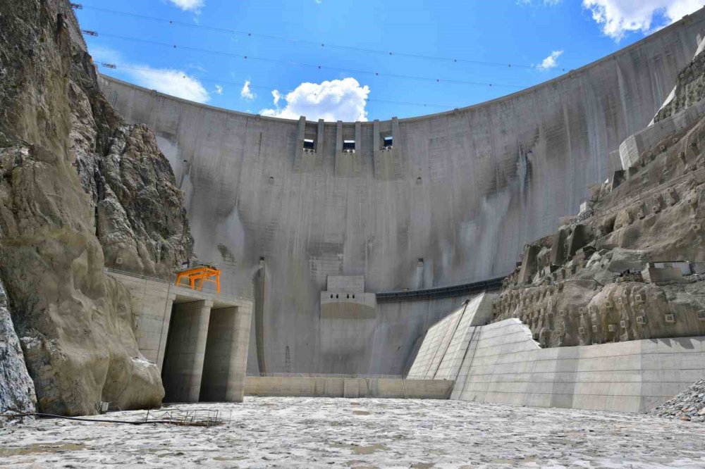 YAPIMI 9 YIL SÜREN VE 2022 YILINDA TAMAMLANAN TÜRKİYE'NİN EN YÜKSEK BARAJI YUSUFELİ BARAJI, 1 YILLIK SU TUTMA İŞLEMİNİN ARDINDAN YENİ YILA ENERJİ ÜRETİMİYLE GİRECEK