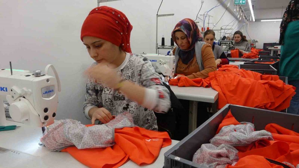 DÜNYACA ÜNLÜ DEV MARKALARA AİT HAZIR GİYİM ÜRÜNLERİ GİRESUN'UN 10 BİN NÜFUSLU DERELİ İLÇESİNDE YAŞAYAN KADINLAR TARAFINDAN ÜRETİLEREK DÜNYAYA İHRAÇ EDİLİYOR
