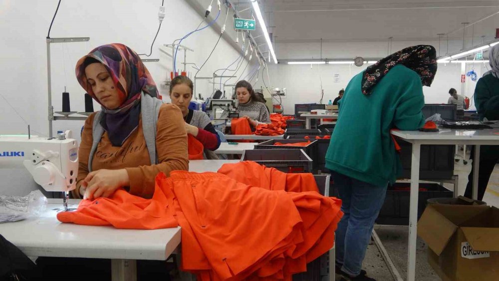 DÜNYACA ÜNLÜ DEV MARKALARA AİT HAZIR GİYİM ÜRÜNLERİ GİRESUN'UN 10 BİN NÜFUSLU DERELİ İLÇESİNDE YAŞAYAN KADINLAR TARAFINDAN ÜRETİLEREK DÜNYAYA İHRAÇ EDİLİYOR