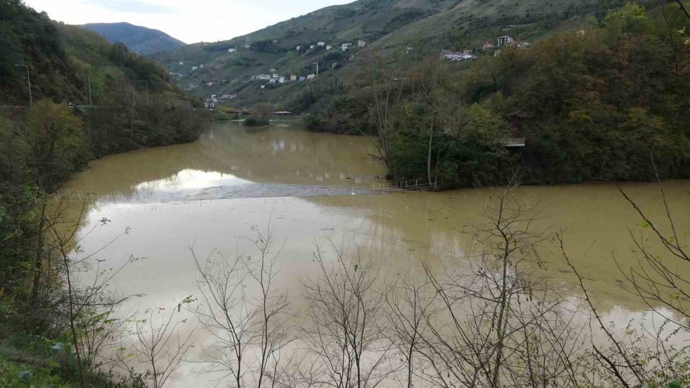 SON YILLARDA DOĞU KARADENİZ BÖLGESİ'NİN ÖNEMLİ TURİZM MERKEZLERİNDEN BİRİ OLMASI İÇİN YOĞUN UĞRAŞLAR VERİLEN TRABZON'UN AKÇAABAT İLÇESİNDEKİ SERA GÖLÜ, UZUNGÖL GİBİ GİDEREK SIĞ BİR GÖL HALİNE GELİYOR
