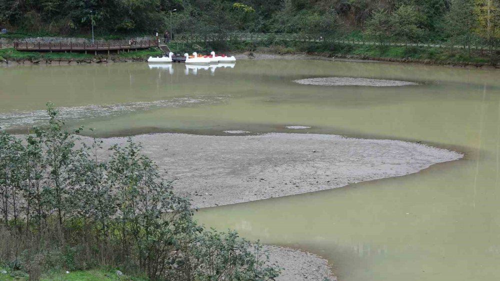 SON YILLARDA DOĞU KARADENİZ BÖLGESİ'NİN ÖNEMLİ TURİZM MERKEZLERİNDEN BİRİ OLMASI İÇİN YOĞUN UĞRAŞLAR VERİLEN TRABZON'UN AKÇAABAT İLÇESİNDEKİ SERA GÖLÜ, UZUNGÖL GİBİ GİDEREK SIĞ BİR GÖL HALİNE GELİYOR