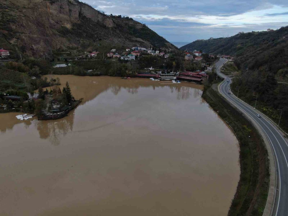 SON YILLARDA DOĞU KARADENİZ BÖLGESİ'NİN ÖNEMLİ TURİZM MERKEZLERİNDEN BİRİ OLMASI İÇİN YOĞUN UĞRAŞLAR VERİLEN TRABZON'UN AKÇAABAT İLÇESİNDEKİ SERA GÖLÜ, UZUNGÖL GİBİ GİDEREK SIĞ BİR GÖL HALİNE GELİYOR