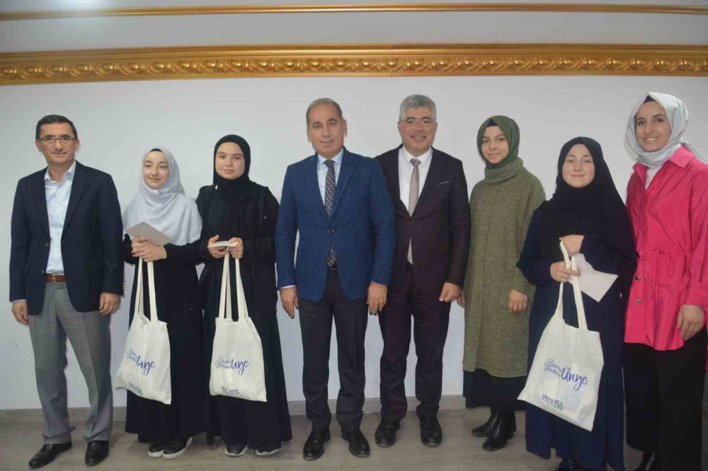 ORDU'NUN ÜNYE İLÇESİNDE, ORTAOKULLAR ARASI GENÇ NİDA (KIZ) KUR'AN-I KERİM'İ GÜZEL OKUMA VE HAFIZLIK YARIŞMASI DÜZENLENDİ. HAFIZLIK KATEGORİSİNDE RUKİYE ZÜMRA BACACI , KUR'AN'I GÜZEL OKUMADA BEYZANUR KARAYİĞİT BİRİNCİ OLDU