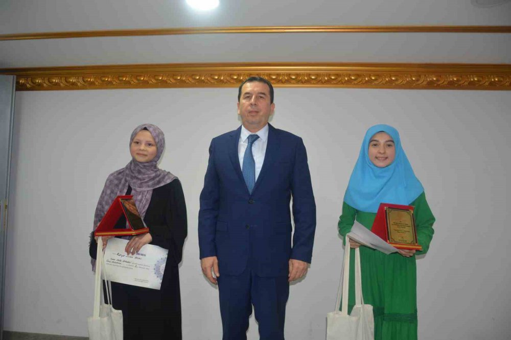 ORDU'NUN ÜNYE İLÇESİNDE, ORTAOKULLAR ARASI GENÇ NİDA (KIZ) KUR'AN-I KERİM'İ GÜZEL OKUMA VE HAFIZLIK YARIŞMASI DÜZENLENDİ. HAFIZLIK KATEGORİSİNDE RUKİYE ZÜMRA BACACI , KUR'AN'I GÜZEL OKUMADA BEYZANUR KARAYİĞİT BİRİNCİ OLDU