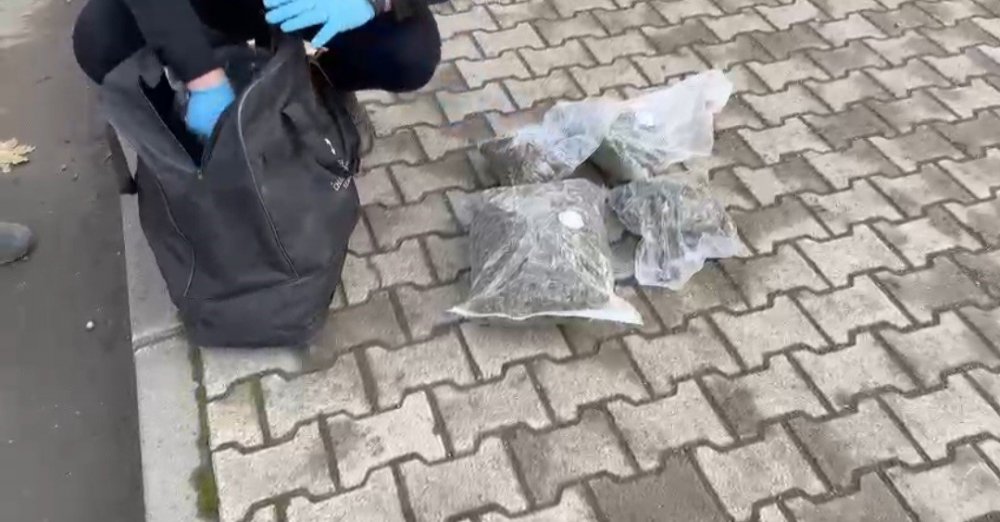 SAMSUN'DA NARKOTİK POLİSİ TARAFINDAN BİR TIRDA YAPILAN ARAMADA 3 KİLO 950 GRAM SKUNK ADLI UYUŞTURUCU ELE GEÇİRİLDİ