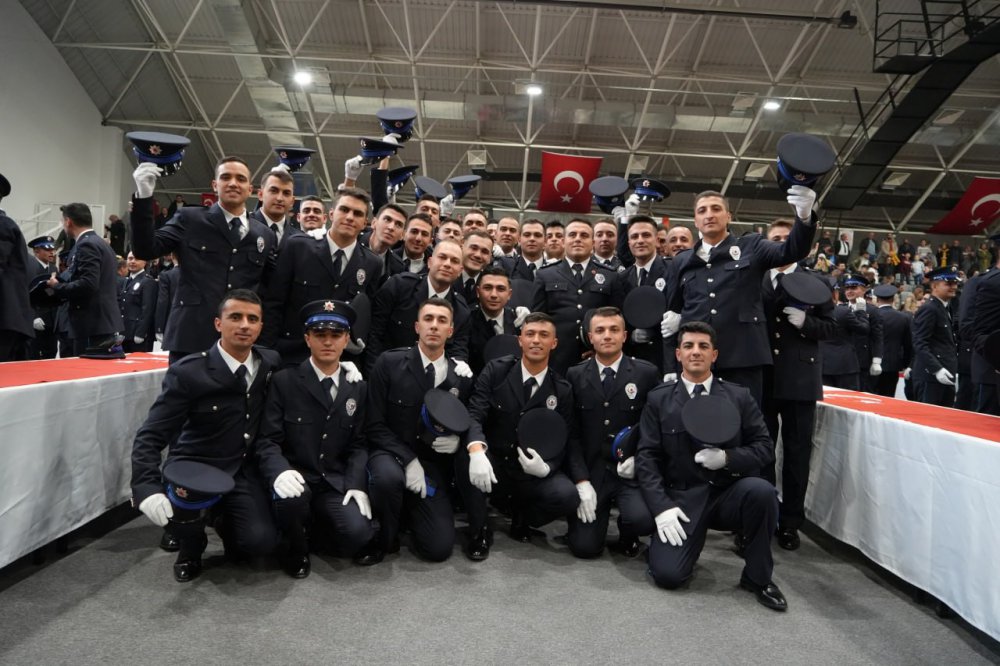 BAYBURT'TA MEZUN OLAN 461 POLİS MESLEK EĞİTİM MERKEZİ ÖĞRENCİSİ, MESLEK YEMİNLERİNİ EDİP, KEP ATTI. KEPLERİN ATILMASININ ARDINDAN BAZI POLİS ADAYLARI İSE KIZ ARKADAŞLARINA EVLİLİK TEKLİF EDEREK, ÇİFTE MUTLULUK YAŞADILAR