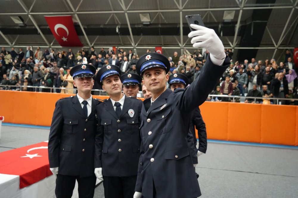 BAYBURT'TA MEZUN OLAN 461 POLİS MESLEK EĞİTİM MERKEZİ ÖĞRENCİSİ, MESLEK YEMİNLERİNİ EDİP, KEP ATTI. KEPLERİN ATILMASININ ARDINDAN BAZI POLİS ADAYLARI İSE KIZ ARKADAŞLARINA EVLİLİK TEKLİF EDEREK, ÇİFTE MUTLULUK YAŞADILAR