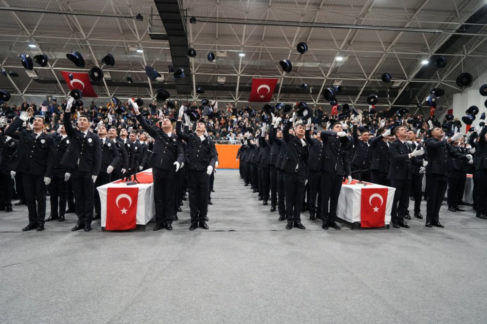 BAYBURT'TA MEZUN OLAN 461 POLİS MESLEK EĞİTİM MERKEZİ ÖĞRENCİSİ, MESLEK YEMİNLERİNİ EDİP, KEP ATTI. KEPLERİN ATILMASININ ARDINDAN BAZI POLİS ADAYLARI İSE KIZ ARKADAŞLARINA EVLİLİK TEKLİF EDEREK, ÇİFTE MUTLULUK YAŞADILAR