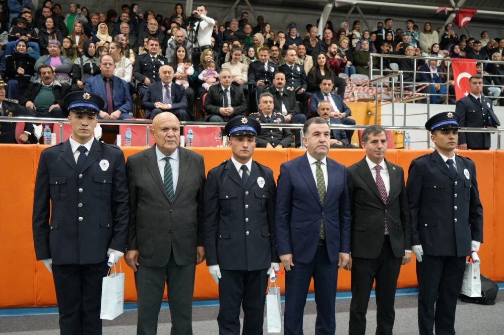 BAYBURT'TA MEZUN OLAN 461 POLİS MESLEK EĞİTİM MERKEZİ ÖĞRENCİSİ, MESLEK YEMİNLERİNİ EDİP, KEP ATTI. KEPLERİN ATILMASININ ARDINDAN BAZI POLİS ADAYLARI İSE KIZ ARKADAŞLARINA EVLİLİK TEKLİF EDEREK, ÇİFTE MUTLULUK YAŞADILAR