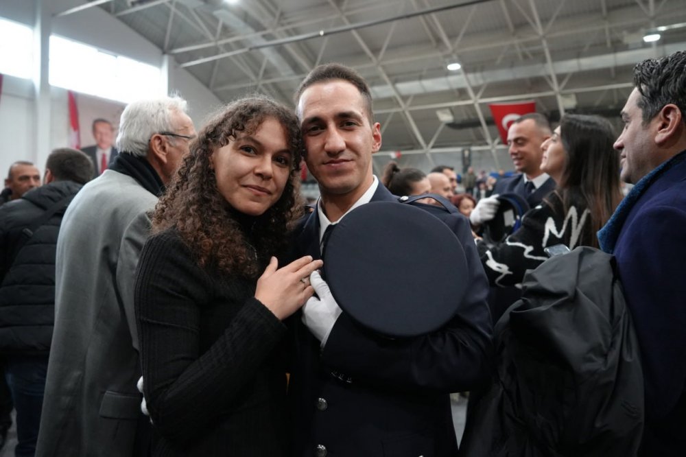 BAYBURT'TA MEZUN OLAN 461 POLİS MESLEK EĞİTİM MERKEZİ ÖĞRENCİSİ, MESLEK YEMİNLERİNİ EDİP, KEP ATTI. KEPLERİN ATILMASININ ARDINDAN BAZI POLİS ADAYLARI İSE KIZ ARKADAŞLARINA EVLİLİK TEKLİF EDEREK, ÇİFTE MUTLULUK YAŞADILAR