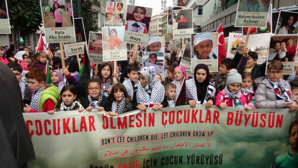 TRABZON'DA ÇOCUKLAR İSRAİL'İN GAZZE'DE FİLİSTİN HALKINA YAPTIĞI ZULMÜ PROTESTO ETMEK İÇİN YÜRÜDÜLER