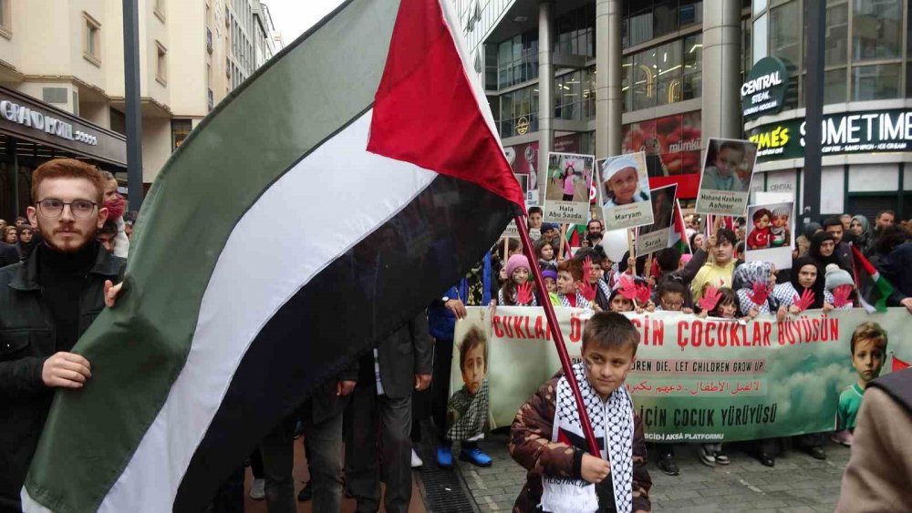 TRABZON'DA ÇOCUKLAR İSRAİL'İN GAZZE'DE FİLİSTİN HALKINA YAPTIĞI ZULMÜ PROTESTO ETMEK İÇİN YÜRÜDÜLER
