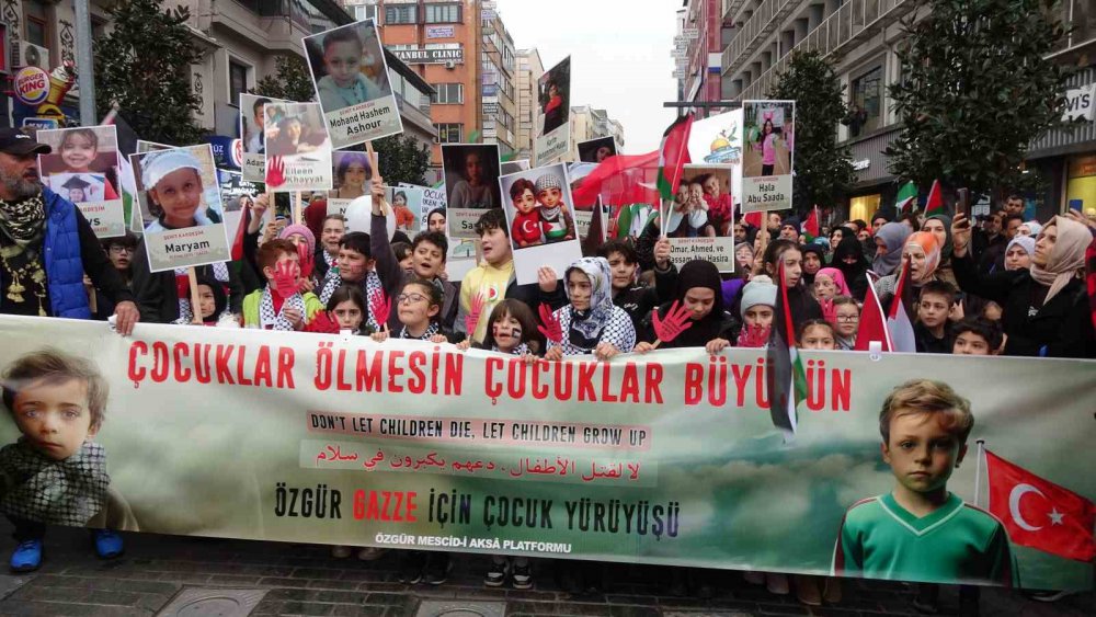 TRABZON'DA ÇOCUKLAR İSRAİL'İN GAZZE'DE FİLİSTİN HALKINA YAPTIĞI ZULMÜ PROTESTO ETMEK İÇİN YÜRÜDÜLER