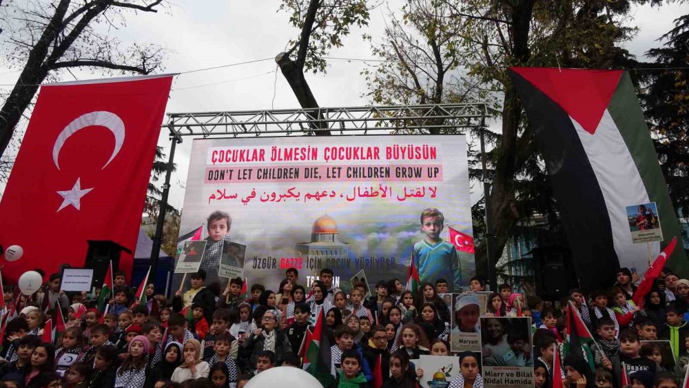 TRABZON'DA ÇOCUKLAR İSRAİL'İN GAZZE'DE FİLİSTİN HALKINA YAPTIĞI ZULMÜ PROTESTO ETMEK İÇİN YÜRÜDÜLER